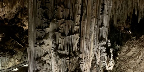Powiększ grafikę: wnętrze jaskini Cueva de Nerja z widocznymi formacjami skalnymi
