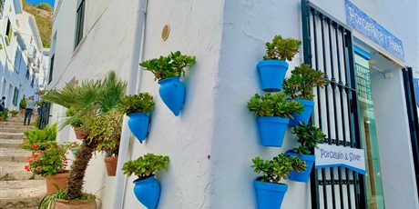 Powiększ grafikę: wąskie uliczki w Filigardzie  - widoczne niebieskie doniczki na domach 