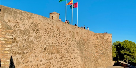 Powiększ grafikę: flagi na murach zamku Gibralfaro, od lewej: flaga Andaluzji, Hiszpanii, Malagi 