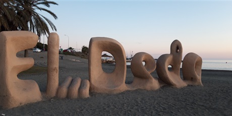 Powiększ grafikę: plaża El Dedo z pomnikiem palca 