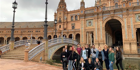 Powiększ grafikę: zdjęcie grupowe na Placu Hiszpańskim przy jednym z mostków w Sewilli 