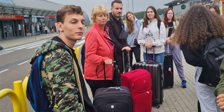Powiększ grafikę: zdjęcie grupowe na lotnisku w Modlinie po wyjściu z autokaru 