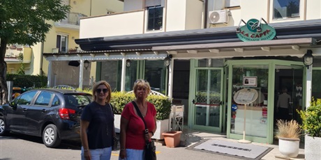 Powiększ grafikę: wizyta monitorująca - p. Elwira Wiśniewska i p. Ewa Wardzińska przed restauracją La Cappa