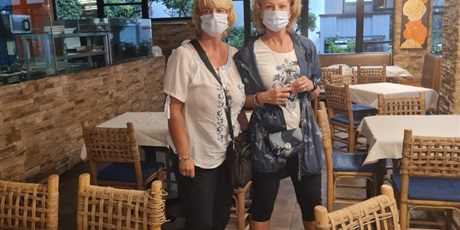 Powiększ grafikę: wizyta monitorująca koordynatorki projektu -w sali konsumenckiej - p. Ewa Wardzińska (po lewej) i p. Anna Pawelec (po prawej)  w restauracji Diana, 