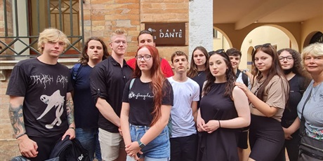 Powiększ grafikę: wycieczka do Rawenny - zdjęcie grupowe przed wejściem do grobowca Dantego