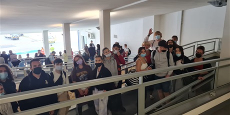 Powiększ grafikę: dzień wyjazdu - wspólne zdjęcie na lotnisku w Rimini, w oczekiwaniu na wejście na płytę lotniska 