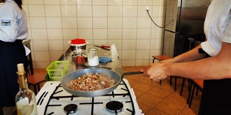 Powiększ grafikę: Axel podczas przygotowywania owoców morza w trakcie warsztatów kuchni włoskiej 
