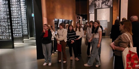 Powiększ grafikę: Uczniowie ZSGH z przewodniczką w Muzeum II Wojny Światowej.