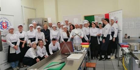 Powiększ grafikę: Uczestnicy warsztatów kuchni włoskiej.