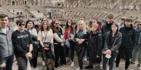 Powiększ grafikę: Młodzież w Colosseum,