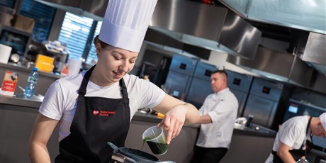 Powiększ grafikę: Alessia Czyżyk zajęła II miejsce w konkursie kulinarnym dla uczniów szkół gastronomicznych – Chefs en Or 2026