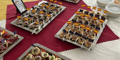 Powiększ grafikę: erasmus-w-zespole-szkol-gastronomiczno-hotelarskich-zawodowe-doswiadczenie-i-hiszpanska-przygoda-praktyki-uczniow-w-walencji-635096.jpg
