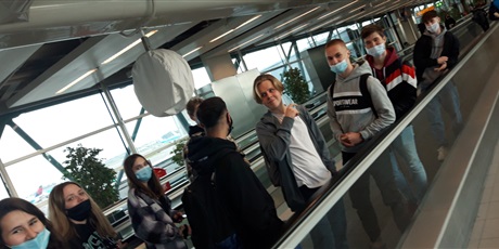 Powiększ grafikę: przesiadka na lotnisku w Amsterdamie, od lewej: Małgosia, Agata, Zosia, Paris, Konrad, Maciek, Dobromir, Jakub 