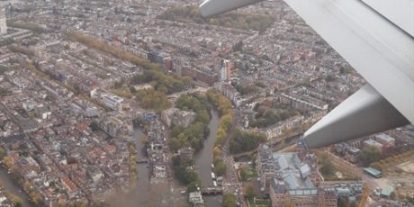 Powiększ grafikę: widok z samolotu na Amsterdam