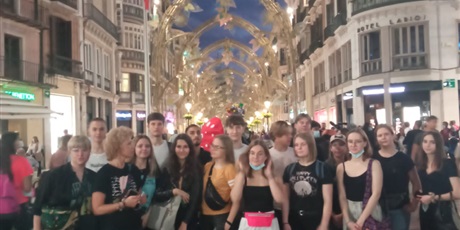 Powiększ grafikę: wieczorny spacer po Maladze: zdjęcie grupowe na jednej z głównych ulic Malagi, widoczne ozdoby świąteczne nad ulicą 