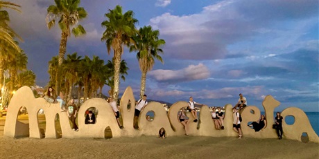 Powiększ grafikę: zdjęcie grupowe na plaży, przy słynnym napisie Malageta