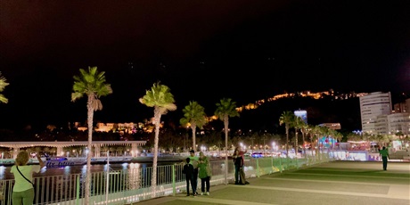 Powiększ grafikę: Malaga wieczorem, widok na port, widoczne oświetlone mury zamku Gibralfaro 