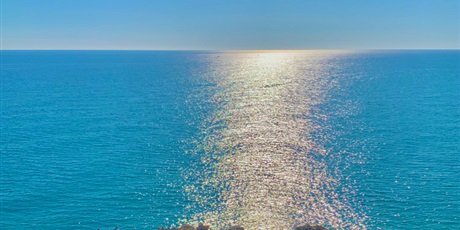 Powiększ grafikę: widok na morze w miejscowości Nerja z tarasu widokowego 