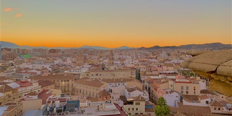 Powiększ grafikę: widok z dachu katedry na Malagę, w tle góry 