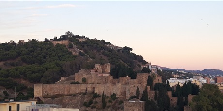 Powiększ grafikę: widok z dachu katedry na Alcazabę i mury zamku Gibralfaro 