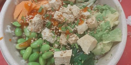 Powiększ grafikę: sałatka warzywna z tofu w No Pique