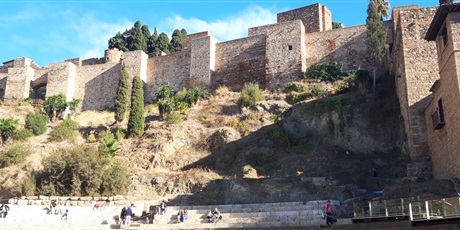 Powiększ grafikę: widok na mury Alcazaby i teatr rzymski w Maladze 