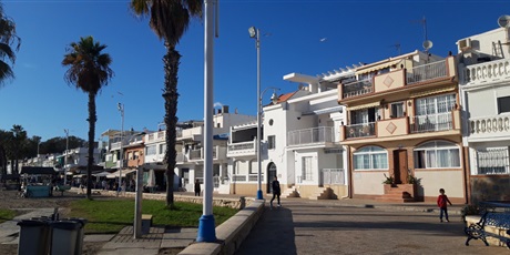 Powiększ grafikę: nadmorska dzielnica Malagi Pedregalejo, widok na domy wzdłuż promenady 
