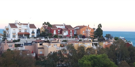 Powiększ grafikę: wzgórze z domami nad morzem w Maladze