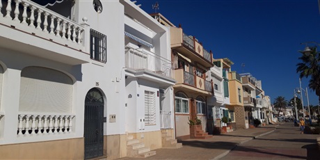 Powiększ grafikę: nadmorska dzielnica Malagi Pedregalejo, widok na domy wzdłuż promenady 
