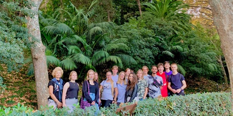 Powiększ grafikę: wycieczka do Ogrodu Botanicznego - zdjęcie grupy na tle bujnej roślinności 
