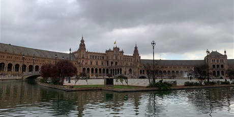Powiększ grafikę: widok na Plac Hiszpański z galerii w Sewilli, widok na wodę