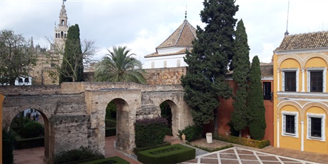Powiększ grafikę: Alkazar w Sewilli, widok na fragmenty muru i pałacu