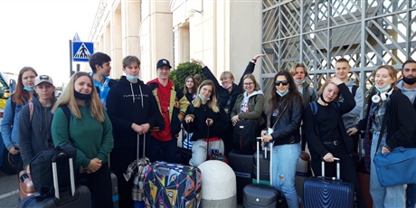 Powiększ grafikę: podróż powrotna do Polski, przed lotniskiem w Maladze, zdjęcie grupowe 