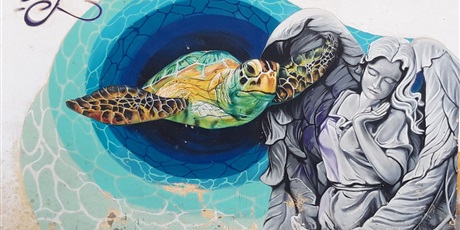 Powiększ grafikę: graffiti w Maladze: żółw morski i grafika kobiety  