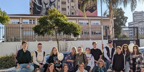 Powiększ grafikę: zdjęcie grupowe po graffiti tour pod blokiem z graffiti 