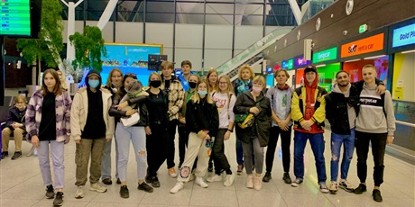 Powiększ grafikę: zdjęcie grupowe na lotnisku w Rębiechowie po powrocie do Polski 