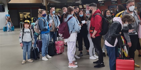 Powiększ grafikę: zdjęcie grupowe na lotnisku w Modlinie