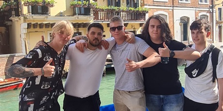 Powiększ grafikę: w Wenecji nad kanałem: od lewej Bartek, Alex, Tomek, Patryk i Jakub