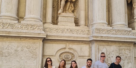 Powiększ grafikę: w Wenecji, od lewej Julia, Klara, Olivia, Axel, Tomek i Kacper 