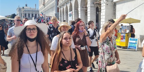 Powiększ grafikę: wędrując uliczkami Wenecji - zdjęcie grupowe, pani Przewodnik objaśnia