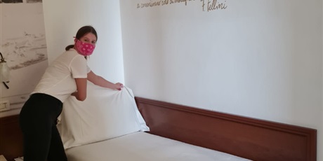 Powiększ grafikę: wizyta monitorująca - Klara podczas serwisu sprzątającego w dziale służby pięter - ścielenie łóżka -w hotelu Sovrana
