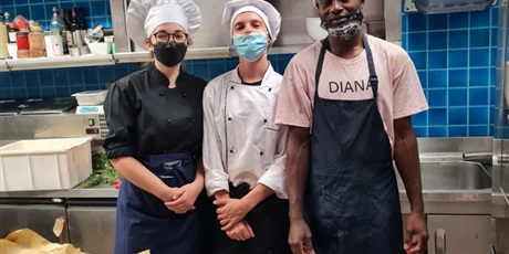 Powiększ grafikę: wizyta monitorująca - od lewej Julia, Kacper i pracownik restauracji Diana