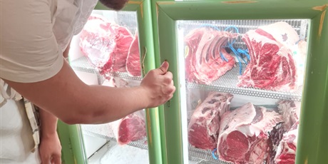 Powiększ grafikę: wizyta monitorująca - Axel przy lodówce z mięsem  w restauracji Osteria