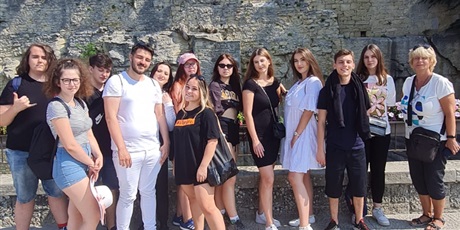 Powiększ grafikę: wycieczka do San Marino - zdjęcie grupowe przy murach miasta 