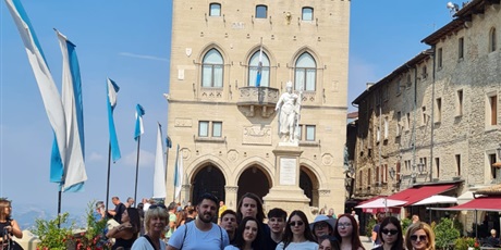 Powiększ grafikę: wycieczka do San Marino - zdjęcie grupowe na tle Palazzo Pubblico - siedziby władz miasta 