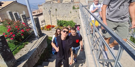 Powiększ grafikę: wycieczka do San Marino - wejście na otaczające miasto mury , Kacper, Olivia i Patryk