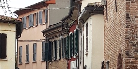 Powiększ grafikę: uliczka w Rimini