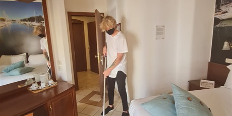 Powiększ grafikę: wizyta monitorująca koordynatorki projektu - Bartek podczas pracy w dziale służby pięter - mopowanie podłogi w pokoju w hotelu Sovrano