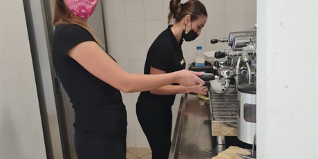 Powiększ grafikę: wizyta monitorująca koordynatorki projektu - Klara podczas parzenia kawy w trakcie serwisu śniadaniowego w hotelu Sovrano