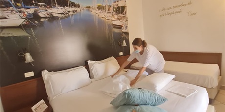 Powiększ grafikę: wizyta monitorująca koordynatorki projektu - Julia podczas pracy w dziale służby pięter - ścielenie łóżka w pokoju w hotelu Sovrano, 
